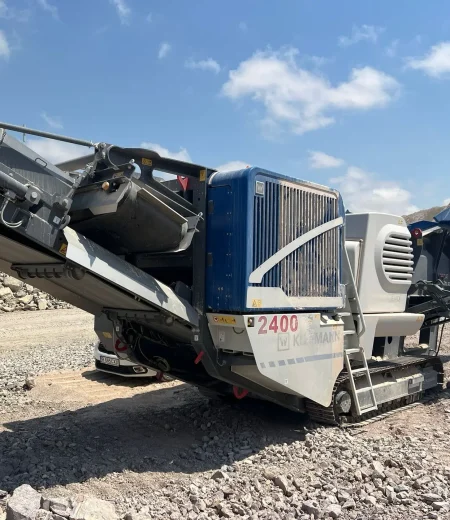 Concasor mobil Kleemann utilizat în carieră pentru mărunțirea pietrei și producția de agregate pentru construcții