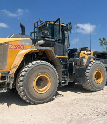 Încărcător frontal LiuGong 877H folosit la încărcarea agregatelor și materialelor pentru construcții