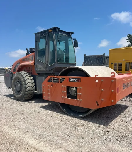 Compactor cu tambur Shantui SR22C5 folosit la terasamente, fundații și lucrări de drumuri